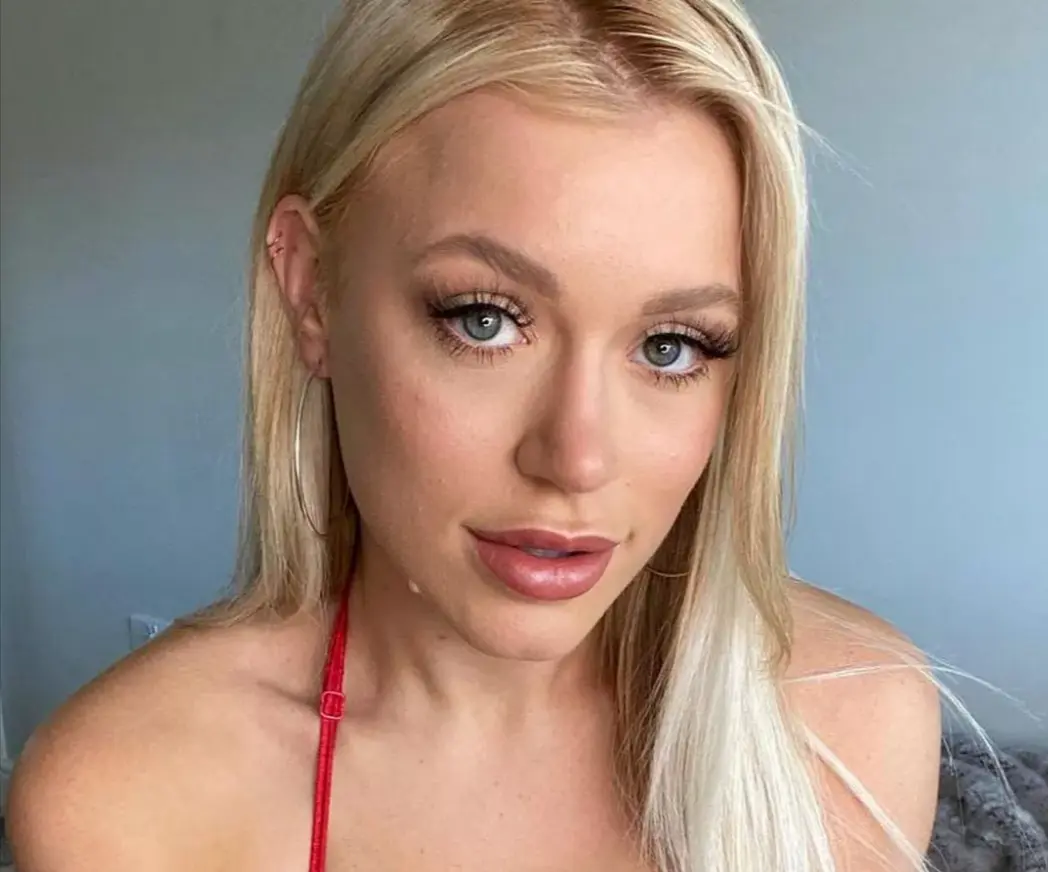 Elle Brook Biography, Age, Family, Adult Model, Images, Net Worth |  Cinearraysbio